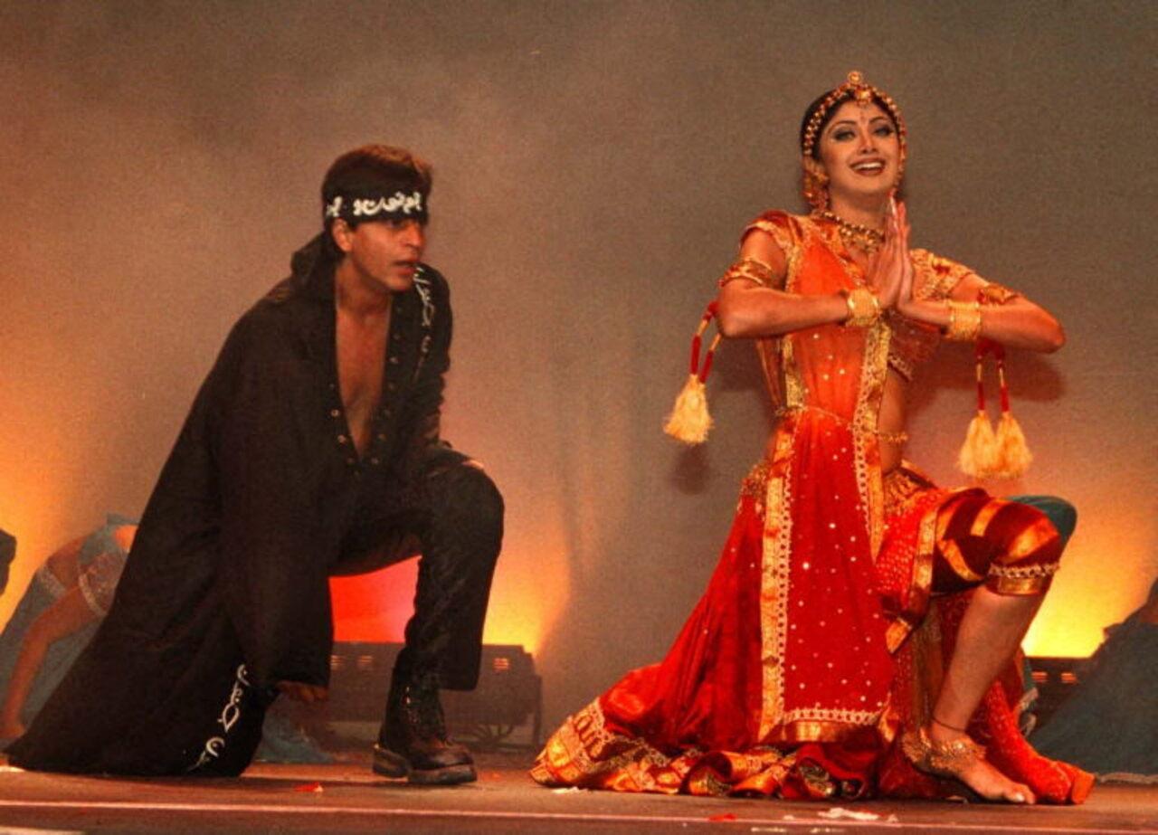 After the success of Kuch Kuch Hota Hai, SRK, performed at an event with Shilpa Shetty and it was during early 2000s, he got Bandana in style.